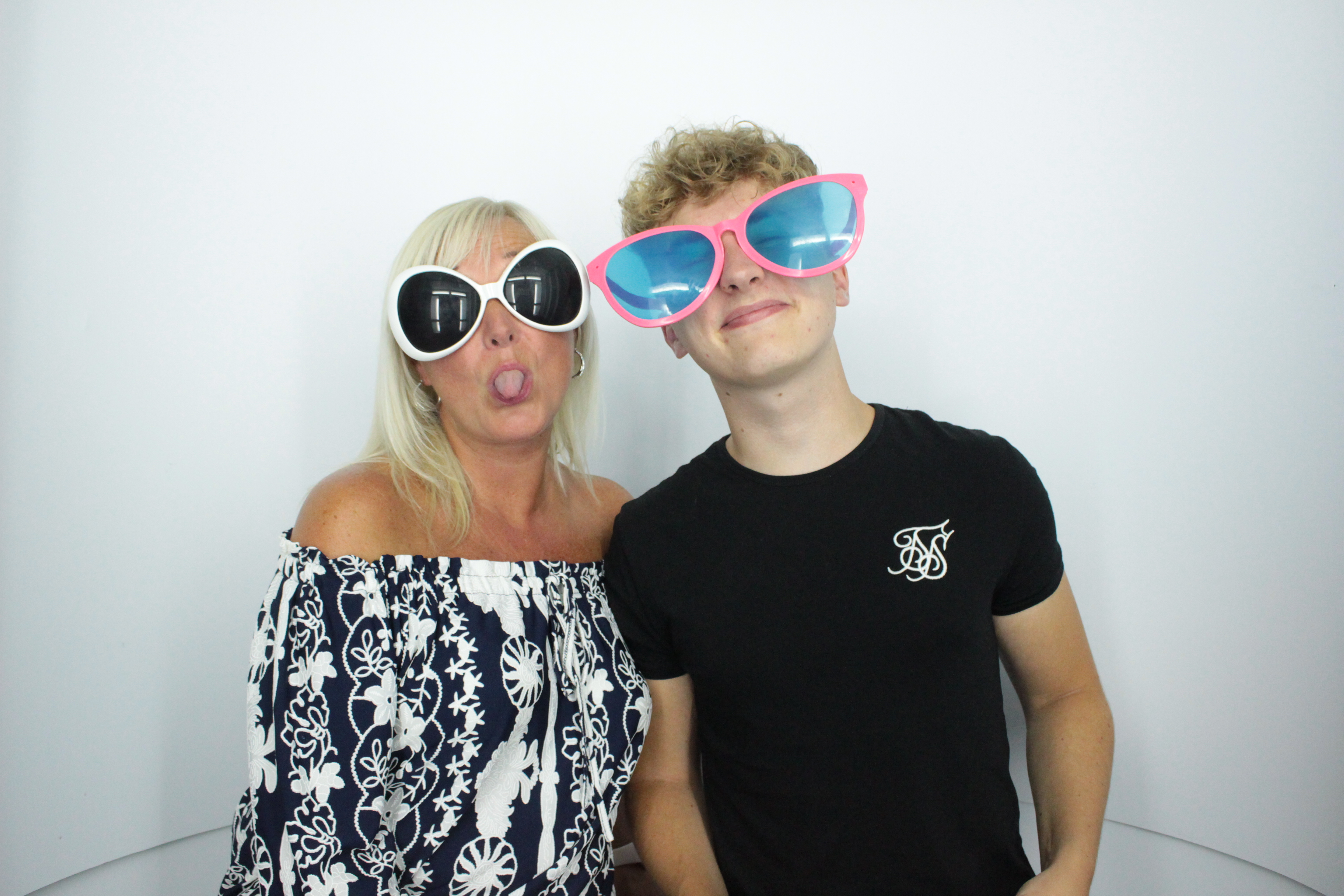 Martin & Colleen’s Joint 50th | View more photos from the event at gallery.myphotoboothexperience.co.uk/u/MyPhotoBoothExperienceLtd/Martin-Colleen’s-Joint-50th